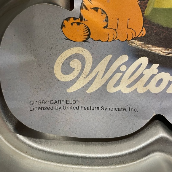 Wilton Garfield Character Cake Pan - Picture 2 of 6